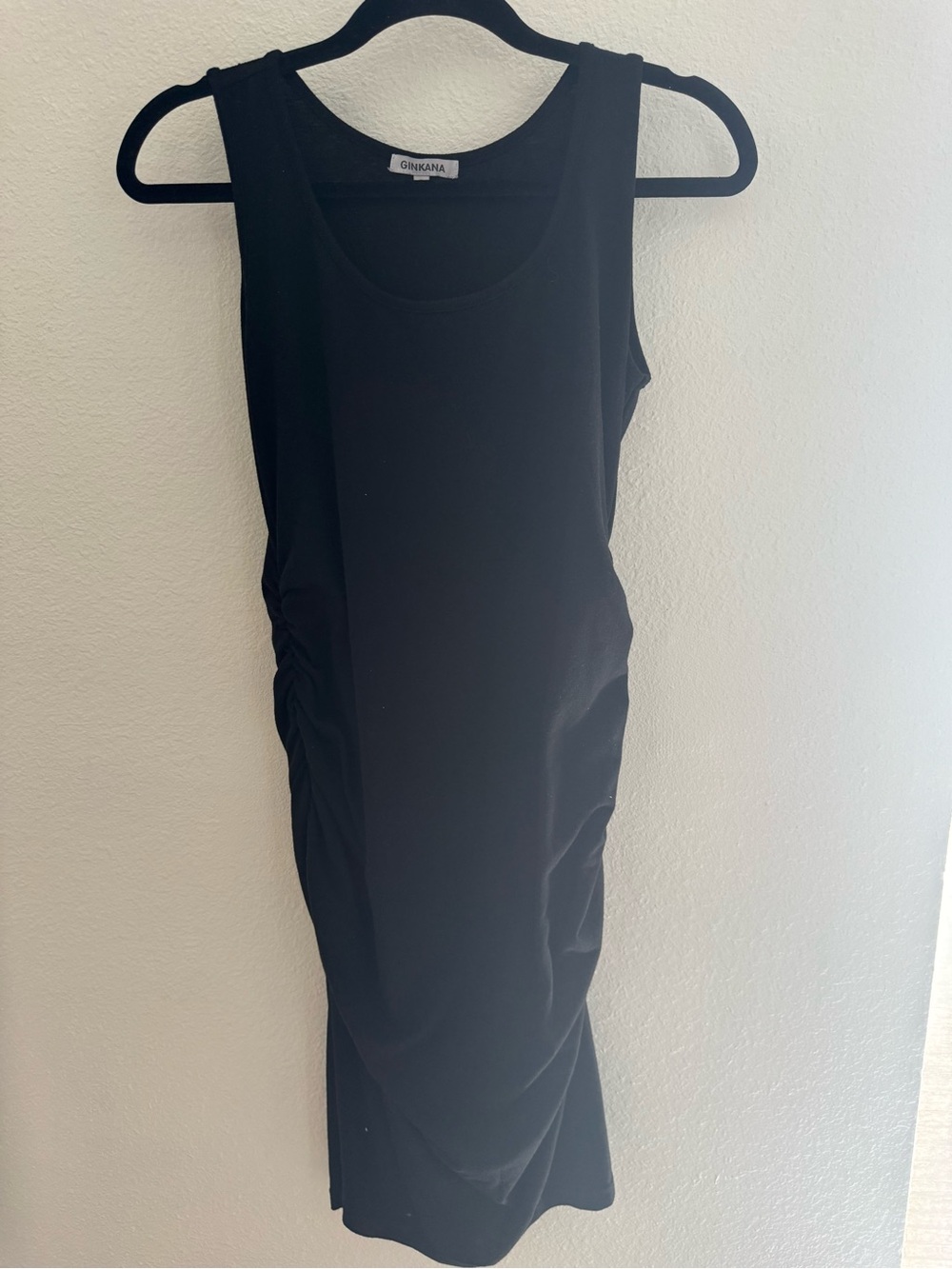 GINKANA Black Sleeveless Ruched Midi Dress